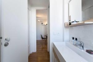 Een keuken of kitchenette bij GuestReady - Designer Apartment - Eiffel Tower View!
