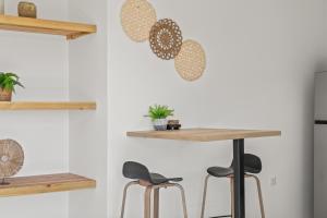 une cuisine avec deux tabourets et des étagères sur le mur dans l'établissement SERU40 Apartment 3, à Willemstad