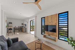 un salon avec un canapé et une télévision à écran plat dans l'établissement SERU40 Apartment 3, à Willemstad