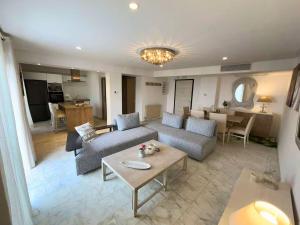 a living room with a couch and a table at Luxueux appartement en bord de mer in Sousse