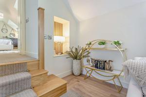 una camera da letto con un letto, uno specchio e una sedia di Cairngorm Cottage a Skye of Curr Altre 19 foto
