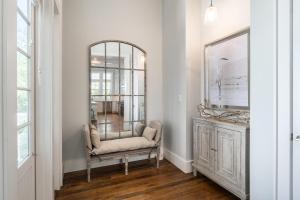 een stoel in een kamer met een spiegel bij Our Tree House by Oversee 30A in Inlet Beach