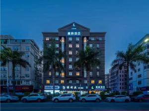 Un palazzo alto con un cartello sopra. di Lavande Hotel Shenzhen International Convention and Exhibition Center Fuhai West Subway Station a Shenzhen