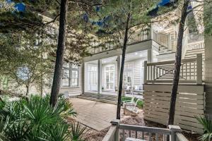 een exterieur van een huis met bomen bij Our Tree House by Oversee 30A in Inlet Beach +29 foto's