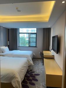 Letto o letti in una camera di Lavande Hotel Shenzhen International Convention and Exhibition Center Fuhai West Subway Station
