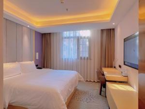 Letto o letti in una camera di Lavande Hotel Shenzhen International Convention and Exhibition Center Fuhai West Subway Station