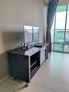 un bureau avec un ordinateur. dans l'établissement Lovers Island homestay, à Batu Ferringhi