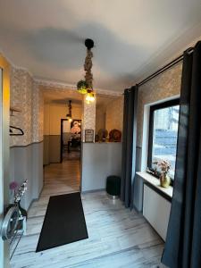 a living room with a yoga mat on the floor at RumbleintheJungle in Oestrich-Winkel