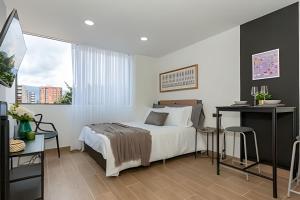 Ένα ή περισσότερα κρεβάτια σε δωμάτιο στο 81 Living by Simple Stay +81 φωτογραφίες