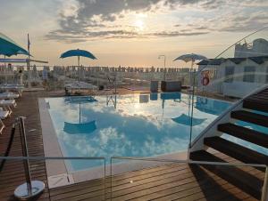 Bazén v ubytování Hotel Bianca Orchidea nebo v jeho okolí