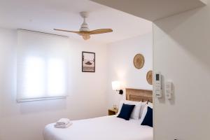 Ένα ή περισσότερα κρεβάτια σε δωμάτιο στο Apartamentos Cibeles Centro Histórico, Nuevo Establecimiento
