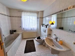 Ένα μπάνιο στο Haus Ostseesprung - Fewo Sarah Hochparterre gratis WLAN, Parkplatz und gem Garten +39 φωτογραφίες