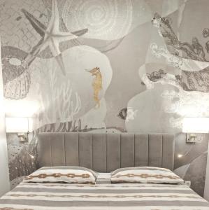 sypialnia z łóżkiem i ścianą z obrazem w obiekcie Apartments & Rooms Kolovare Beach 3, Zadar w mieście Zadar