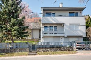 Budova, kde se vila nachází