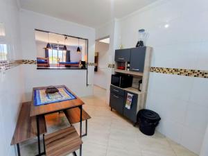 Η κουζίνα ή μικρή κουζίνα στο Bertioga Centro Apto 8 Pessoas, Frente Marina, Rio e Praia a 4 Min +23 φωτογραφίες