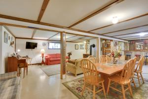 una sala de estar con una mesa y sillas en Peaceful Bedford Escape Deck and Stunning Views!, en Bedford 25 fotos más