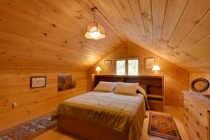 1 dormitorio en una cabaña de madera con 1 cama en Peaceful Bedford Escape Deck and Stunning Views!, en Bedford