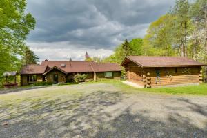 Cabaña de madera grande con garaje en Peaceful Bedford Escape Deck and Stunning Views!, en Bedford