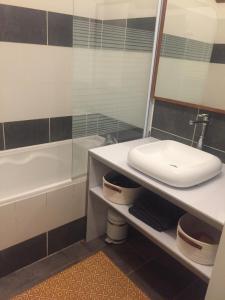 un bagno con lavandino, vasca e WC di LES GITES CHEROIS sweet home maison 8 personnes a Les Chères Altre 19 foto
