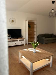 a living room with a table and a couch at Ferienwohnung am Reichenturm in Bautzen