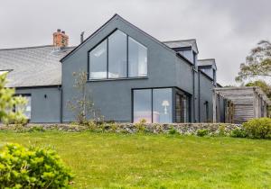 Taman di luar Fron Y Mor Moylegrove