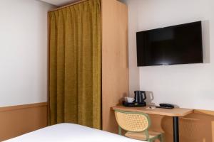 TV a/nebo společenská místnost v ubytování Hôtel WYLD Saint Germain