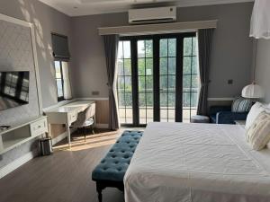 a hotel room with a bed and a piano and a bedroom at Tắm khoáng Onsen mineral bath, Vuon Vua, Thanh Thuy, Phu Tho in Phú Thọ