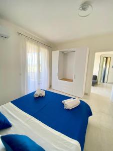 una camera da letto con un letto grande con due cuscini sopra di Mia House - Appartamento Marzamemi a Marzamemi