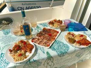 Makanan di atau berdekatan bot ini