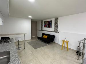 ein Wohnzimmer mit Sofa und Tisch in der Unterkunft El refugio in Pereira