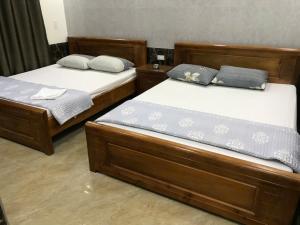 two beds in a hotel room with at Bich Phuong Hotel 3 in Ha Giang