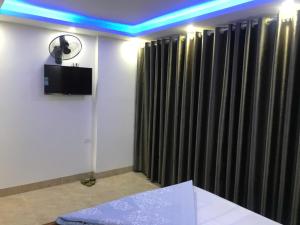 a room with black curtains and a blue light at Bich Phuong Hotel 3 in Ha Giang
