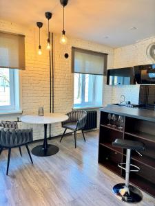 Una cocina con una mesa y sillas en una habitación. en EVIS LTD apartments 5, en Rēzekne
