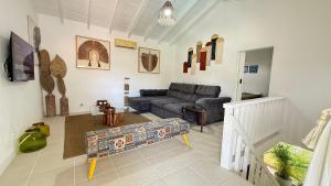 a living room with a couch and a table at Linda casa na Barra do Sahy 1 (Litoral Norte SP) in São Sebastião