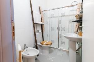 Koupelna v ubytování Elsa d'Ortigia + 37 fotografií