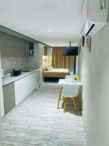 cocina con mesa y habitación con sofá en Monoambiente Las Heras, en Salta