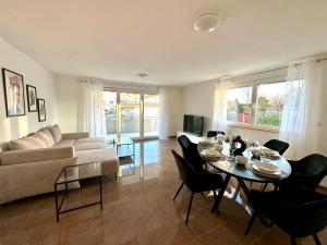 Khu vực ghế ngồi tại BONNYSTAY Rheinfelden - 6 Personen - Küche - Parkplatz - Terrasse