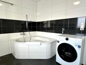 Phòng tắm tại BONNYSTAY Rheinfelden - 6 Personen - Küche - Parkplatz - Terrasse