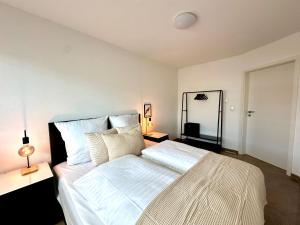 Giường trong phòng chung tại BONNYSTAY Rheinfelden - 6 Personen - Küche - Parkplatz - Terrasse