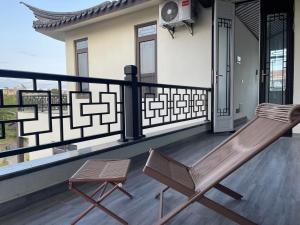 Балкон или терраса в Lanyuan Xiaozhu-New Chinese Courtyard B&B