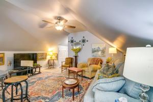 Χώρος καθιστικού στο Peaceful Countryside Escape in Covington!