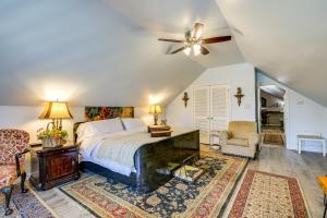 Ένα ή περισσότερα κρεβάτια σε δωμάτιο στο Peaceful Countryside Escape in Covington!