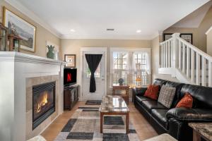 Et opholdsområde på Lake Effect 3BR Home Steps to Everything 27