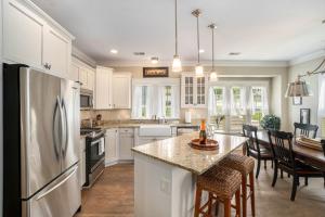 Køkken eller tekøkken på Lake Effect 3BR Home Steps to Everything 27