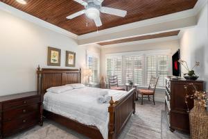 En eller flere senge i et værelse på Lake Effect 3BR Home Steps to Everything 27