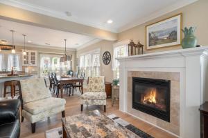 Et opholdsområde på Lake Effect 3BR Home Steps to Everything 27 + 44 billeder