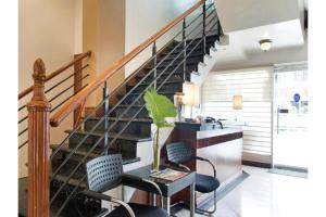 escalera en una sala de estar con mesa y sillas en Collection O Avitel Hotel near Osmena Highway, PNR Pasay Station, Metro Manila, en Manila