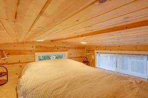 a bedroom with a bed in a log cabin at Modern Lynnwood Tiny House 16 Mi to Seattle! in Lynnwood