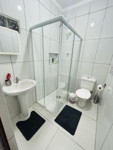 Et badeværelse på Casa em Bertioga com piscina aquecida Sitio família ROCHA