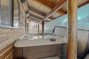 una vasca sul retro di una piccola casa di Aim True North a McCall Altre 31 foto